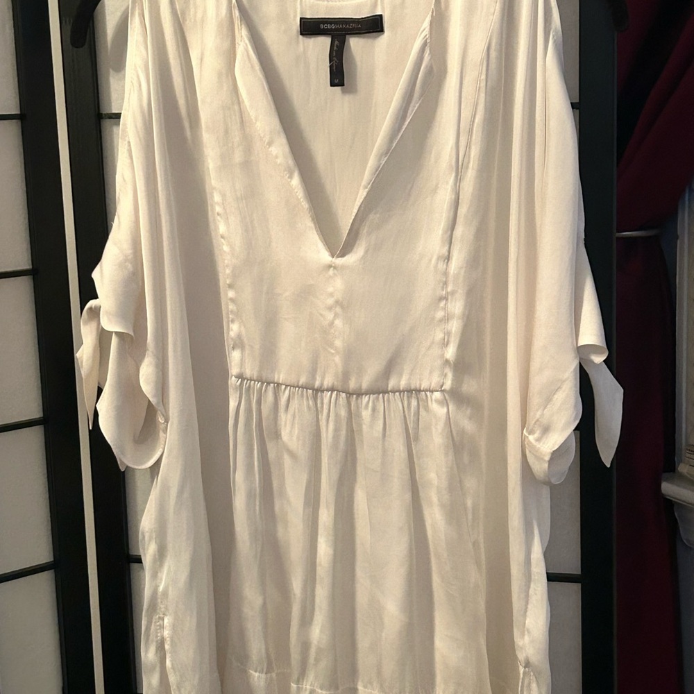 NWOT BCBGMaxAzria White Cold Shoulder Tunic with ties on Sleeves